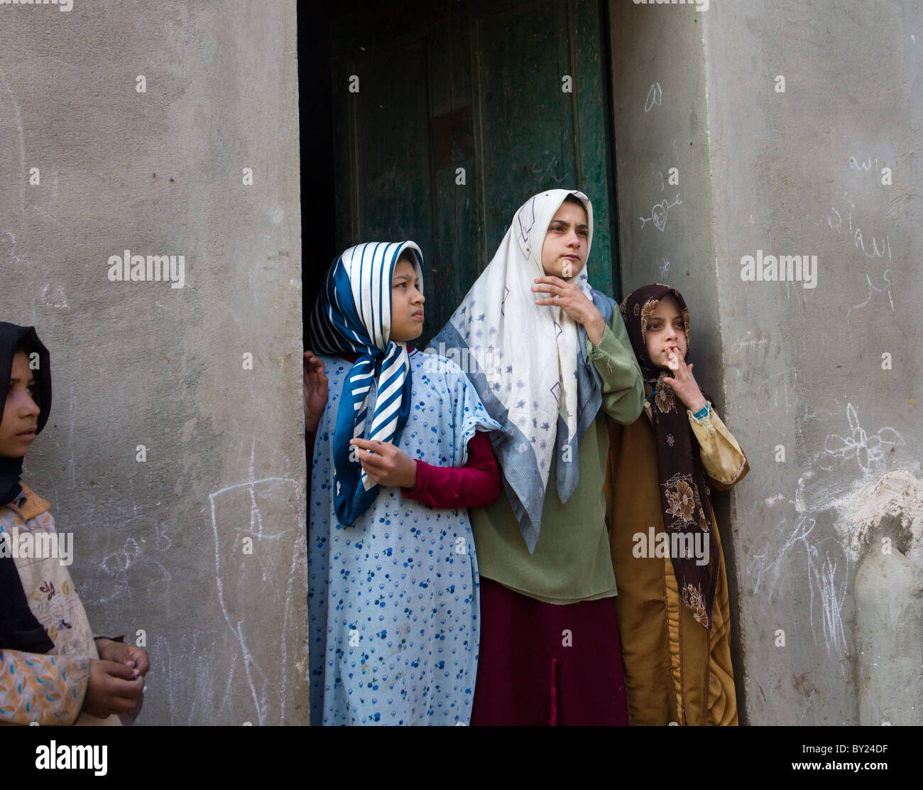 Dorfbewohner in Tür in Burunbil Dorf, Bani Soueif, Ägypten Stockfoto