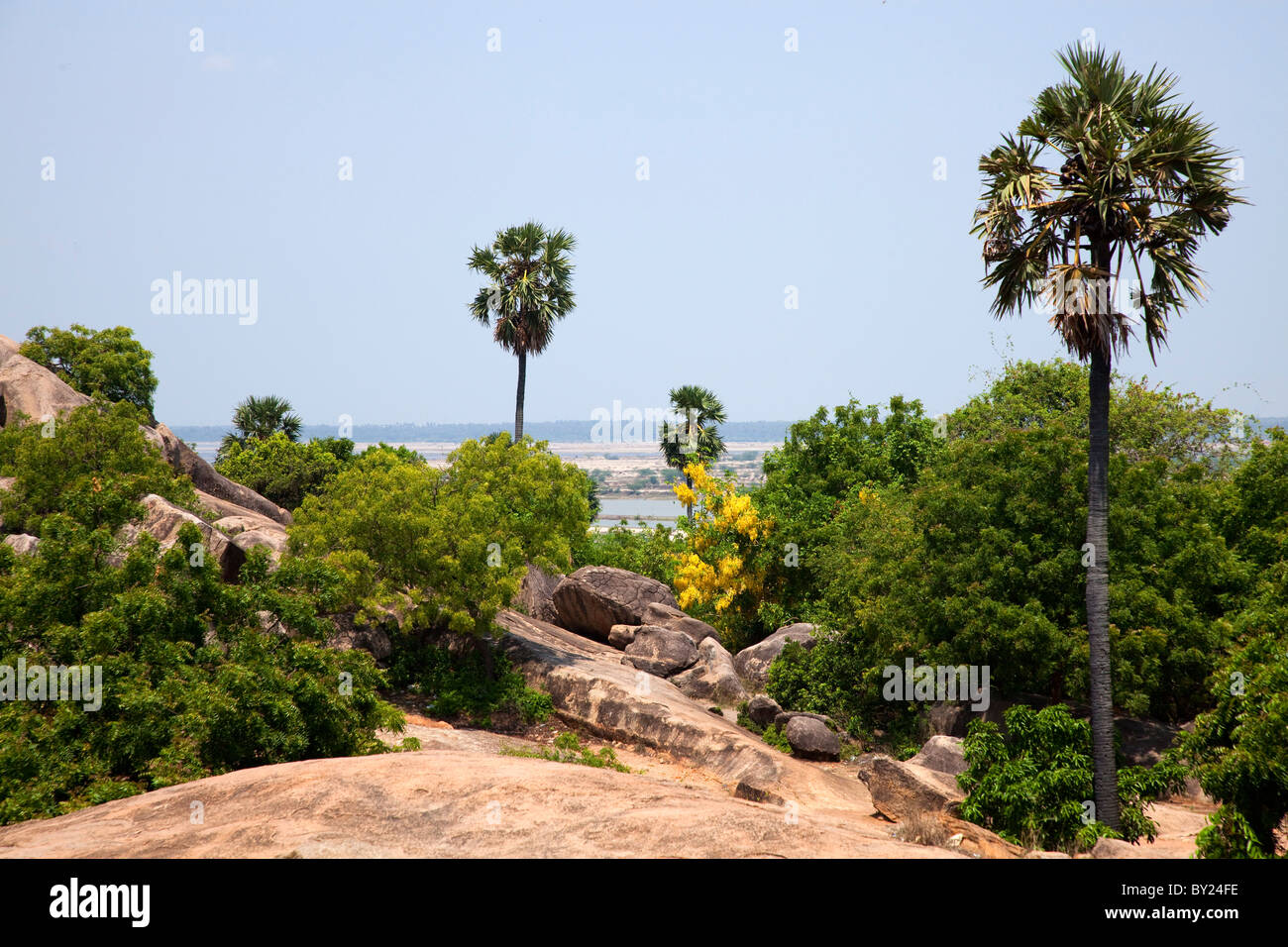 Indien, Mahabalipuram. Die dramatische Landschaft rund um die fünf Rathas Tempelanlage. Stockfoto