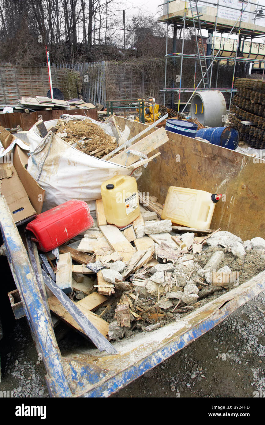 Überspringen Sie vor Ort mit Abfallmaterialien nicht getrennt für recycling - schlechte Praxis. Stockfoto