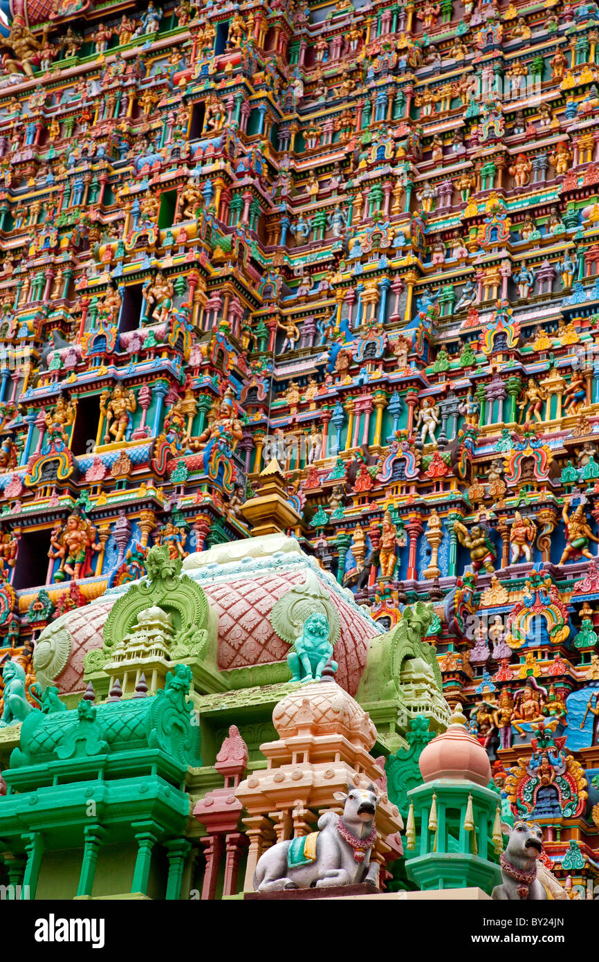 Indien, Madurai. Die atemberaubenden und neu renovierten Schnitzereien auf den Meenakshi Sundereshwara Tempel. Stockfoto