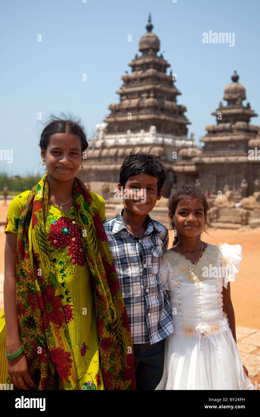 Indien, Mahabalipuram. Geschwister posieren vor der Shore Tempel in der Nähe von Mahabalipuram. Stockfoto