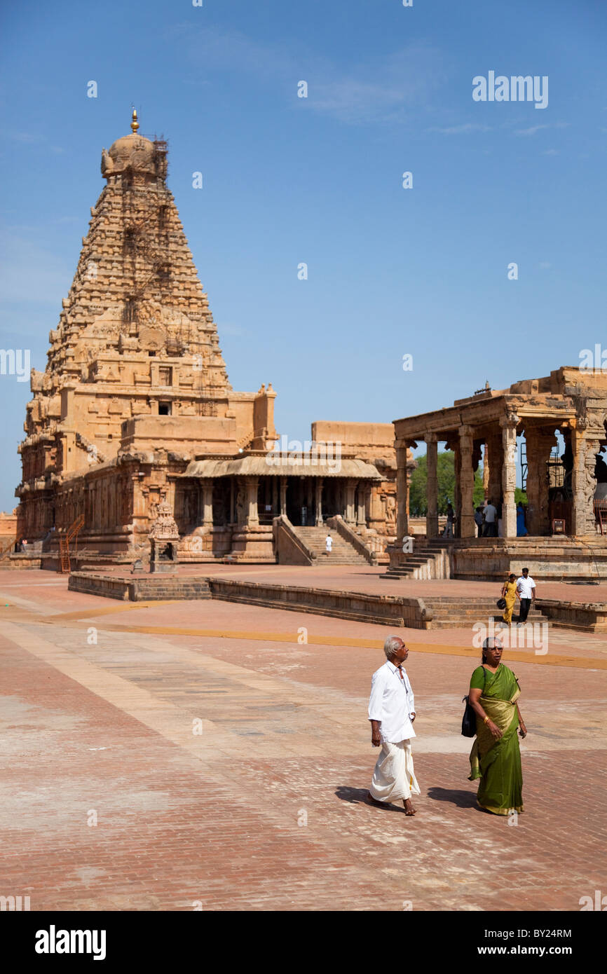 Indien, Thanjavur. Einem indischen Ehepaar bewundern die riesigen Brihadeeswarar Tempels. Stockfoto