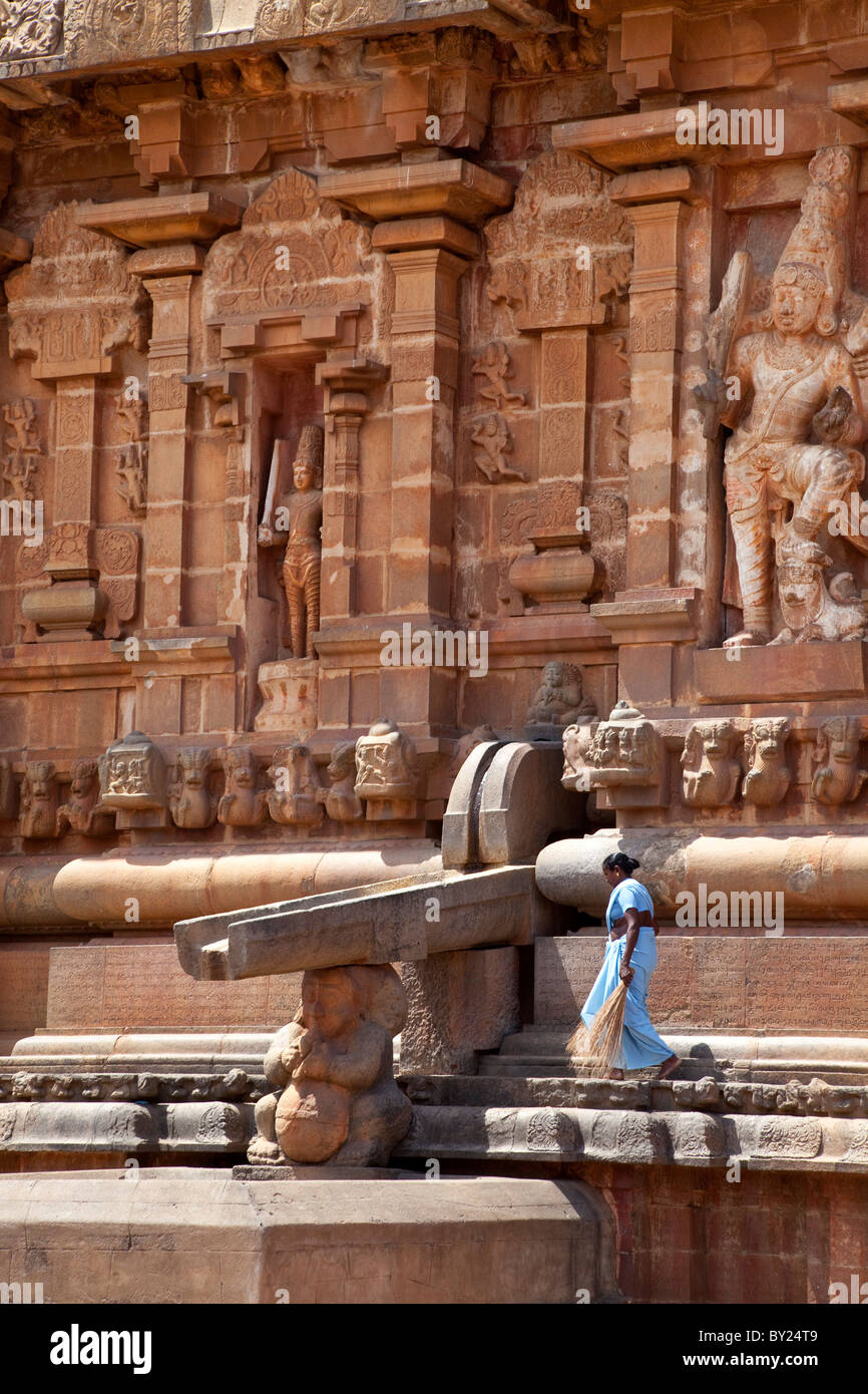 Indien, Thanjavur. Eine Putzfrau gibt eine Vorstellung von der Größenordnung des Brihadeeswarar Tempels. Stockfoto