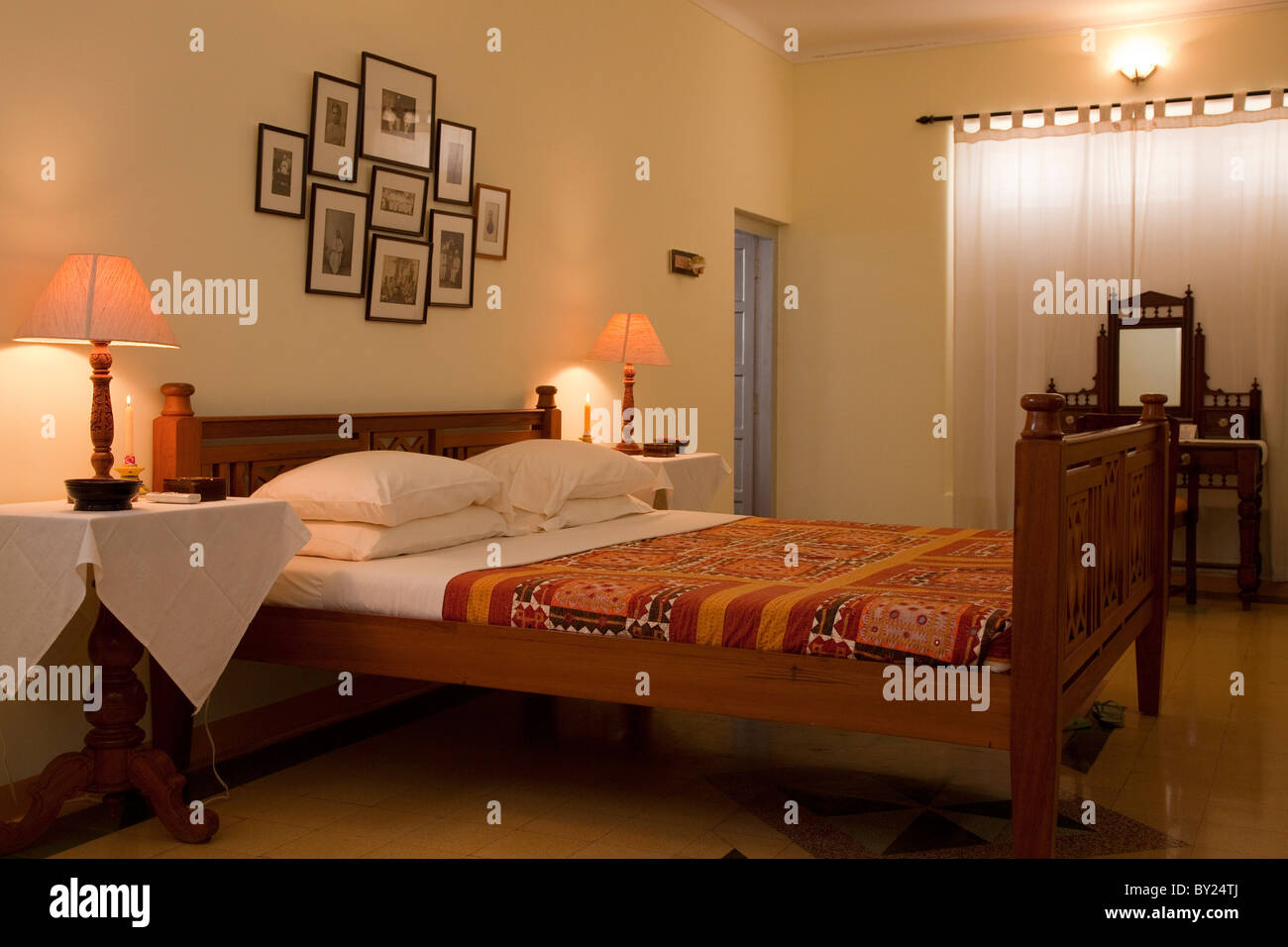 Indien, Chettinad. Eine einfache, gemütliche Zimmer im wunderbaren 12 Zimmern Bangala (Chettinad für Bungalow) Hotel. Stockfoto