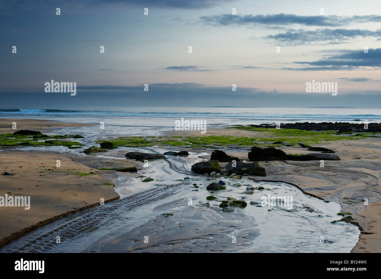 Der Abfluss des Áille-Flusses in den Atlantischen Ozean an Fanore Strand, Burren, County Clare, Irland Stockfoto