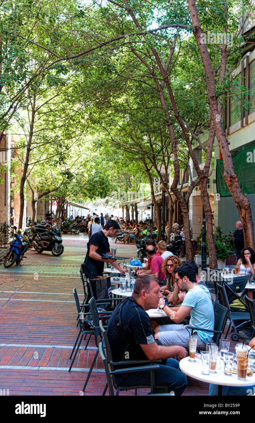 Entspannenden Cafés auf Menschen Street in Plaka genannt Evagelistrias Straße mit Paare beim Kaffee und Snacks Athen Griechenland Stockfoto