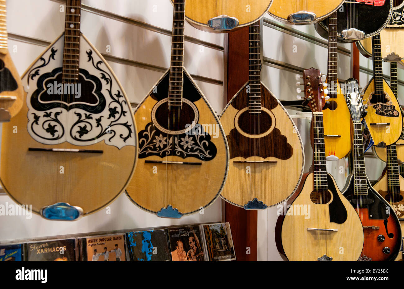 Gitarren, genannt Bouzouki im Store in Plaka in der Innenstadt von