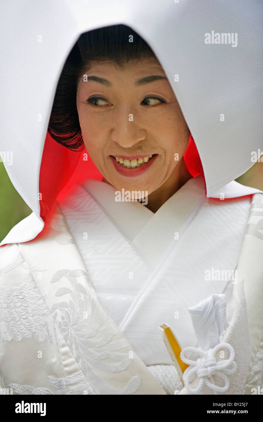 Asien, Japan. Kyoto, Kamigamo Jinja Shrine, Frau im Brautkleid Stockfoto