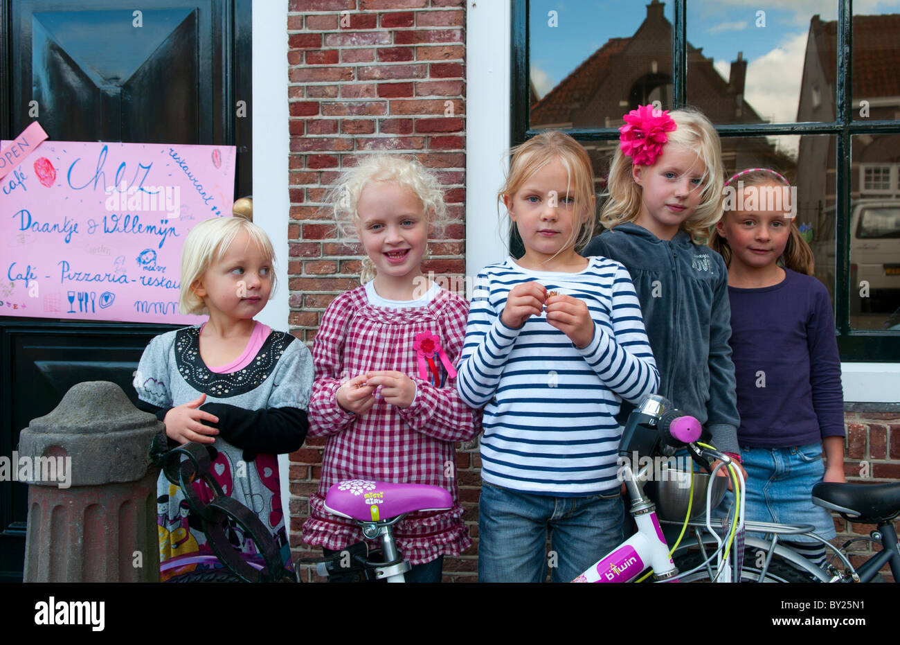 Kindergeburtstag mit jungen Mädchen im Alter von 4 bis 7 in ruhigen kleinen Stadt von Edam Holland außerhalb von Amsterdam Stockfoto