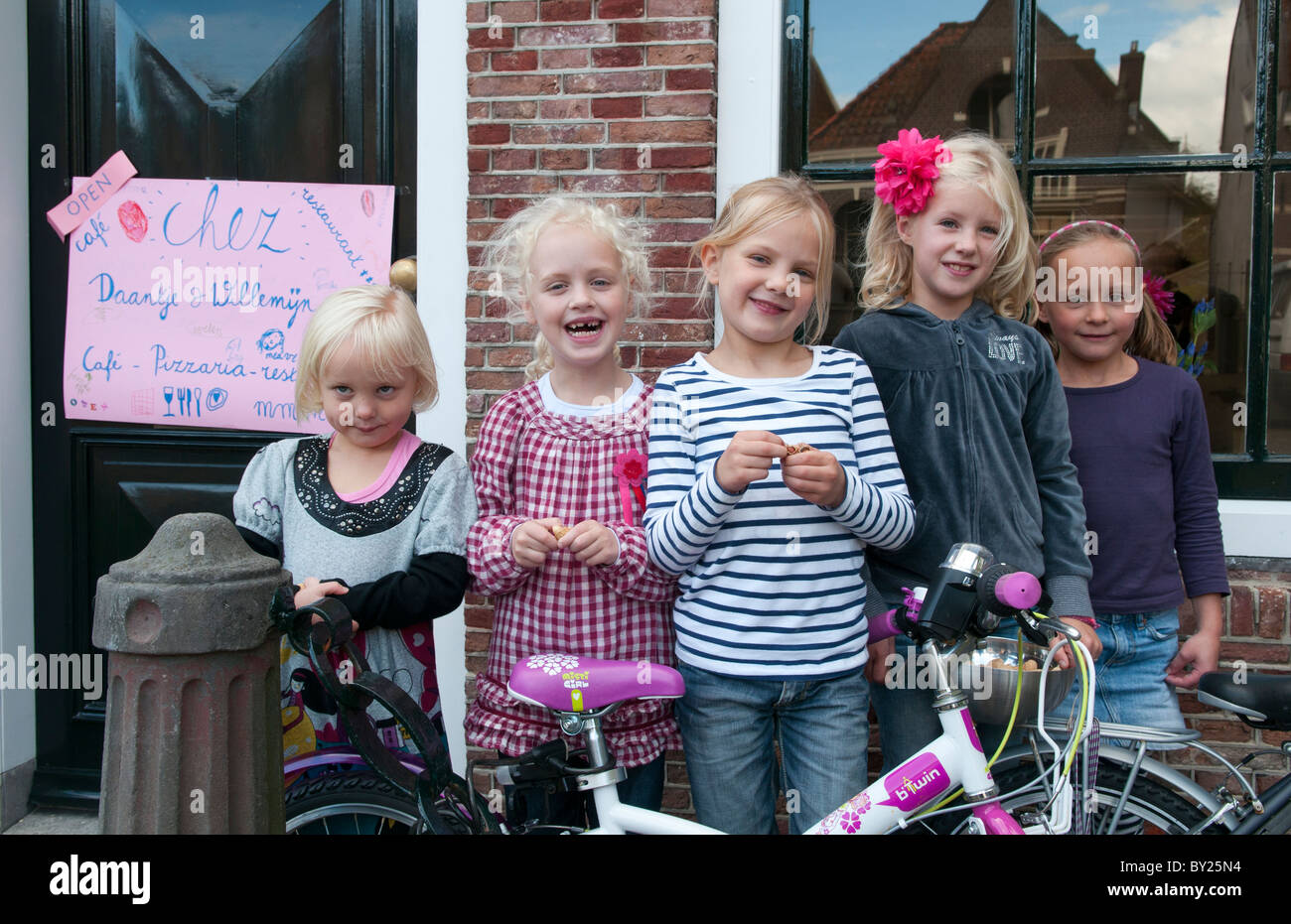 Kindergeburtstag mit jungen Mädchen im Alter von 4 bis 7 in ruhigen kleinen Stadt von Edam Holland außerhalb von Amsterdam Stockfoto