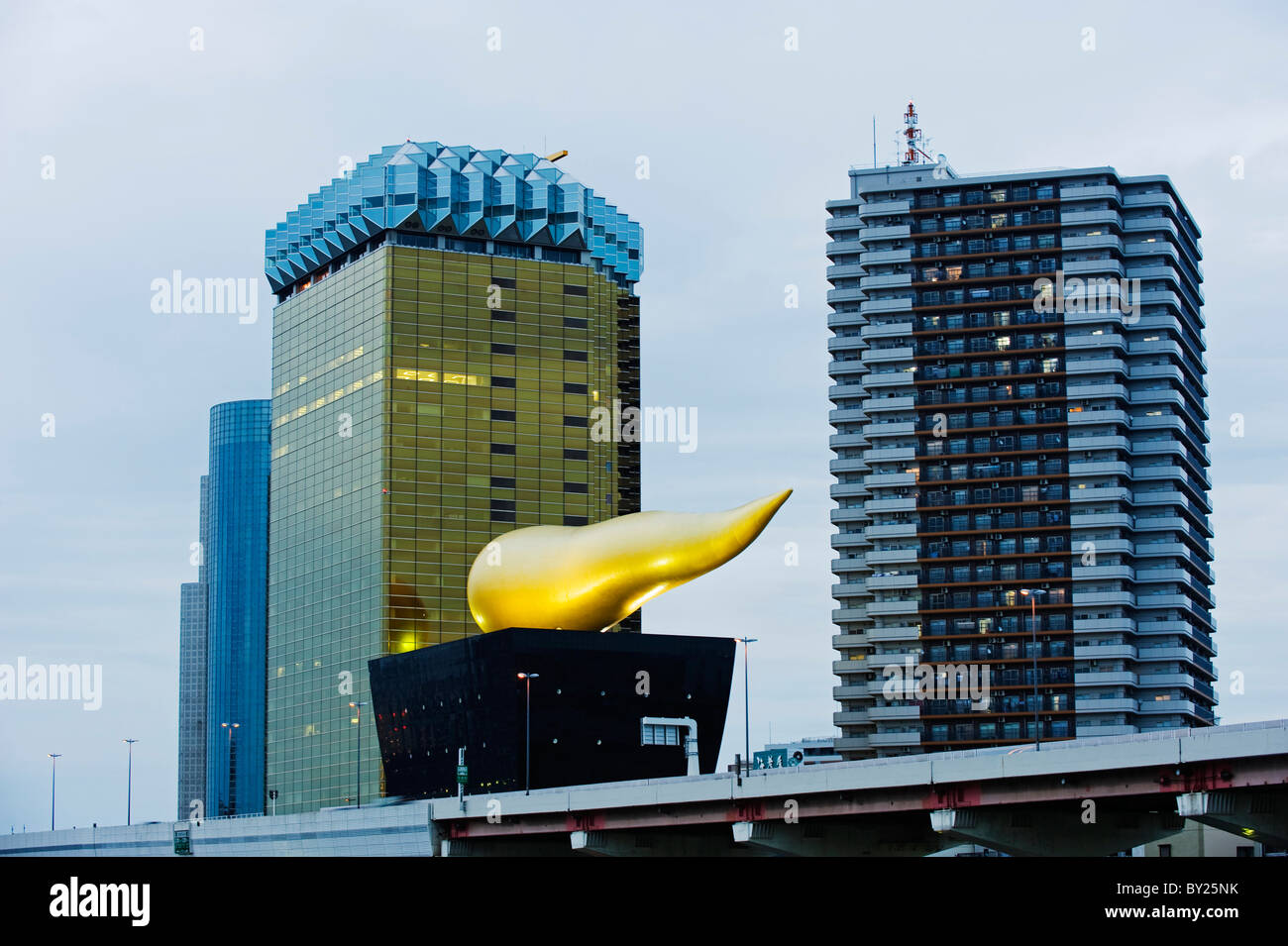 Asien, Japan, Tokyo, Asakusa Ward, Asahi Gebäude goldene Flamme Stockfoto