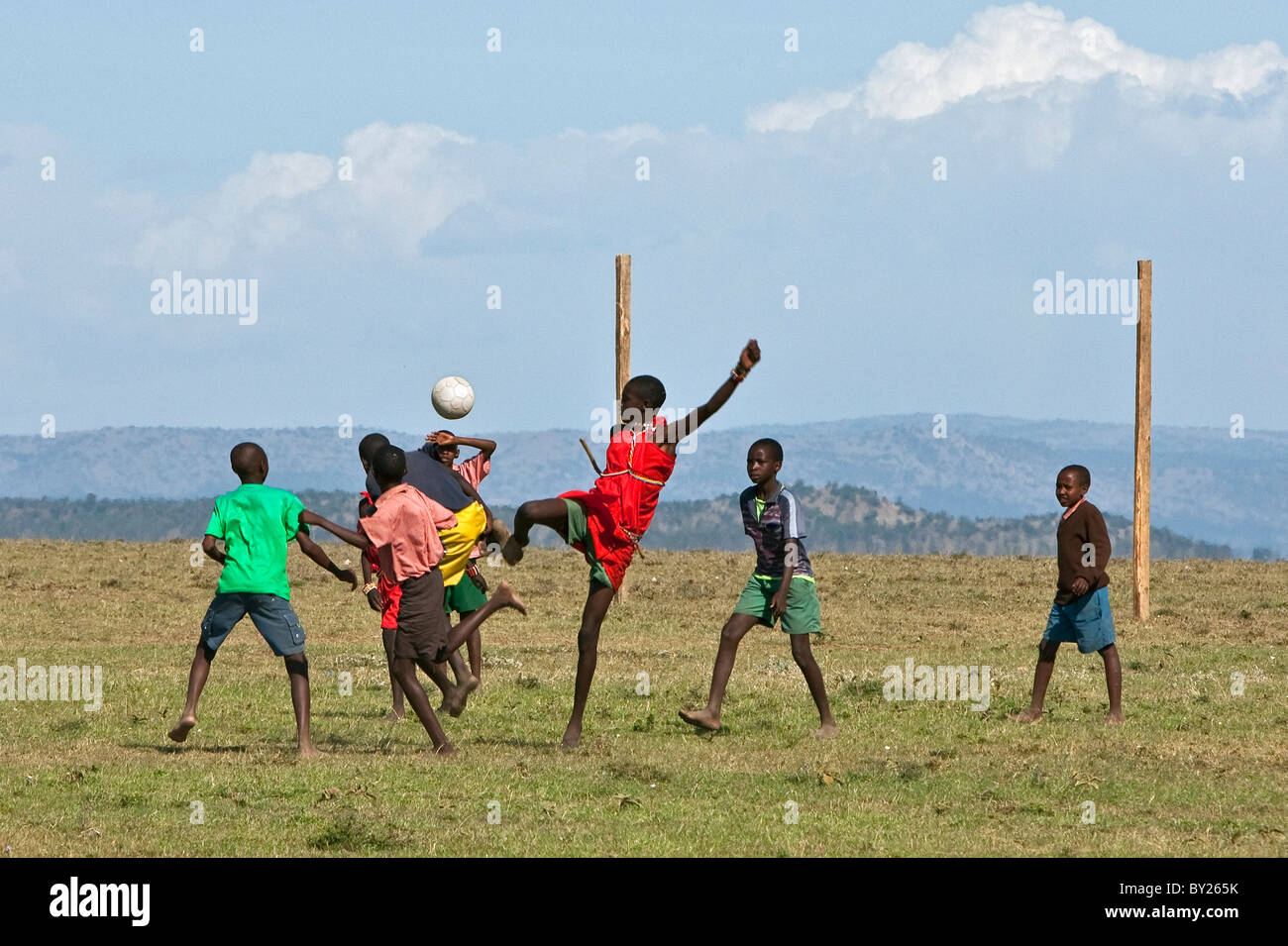 Maasai-Schüler spielen Fußball auf einem provisorischen Platz. Narok District, Kenia Stockfoto