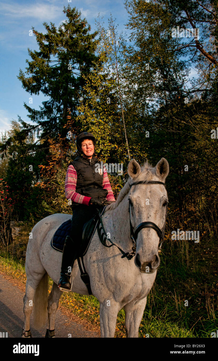 Parainer Pargas Finnland Reiten mit Frau als Hobby in Finnland und Scheune Stockfoto Parainer Pargas Finnland Reiten mit Frau als Hobby in Finnland und Scheune Stockfoto
