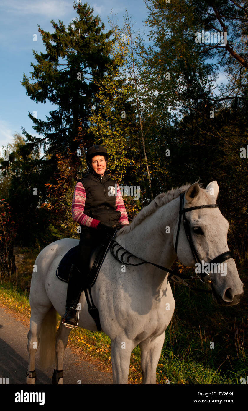 Parainer Pargas Finnland Reiten mit Frau als Hobby in Finnland und Scheune Stockfoto Parainer Pargas Finnland Reiten mit Frau als Hobby in Finnland und Scheune Stockfoto