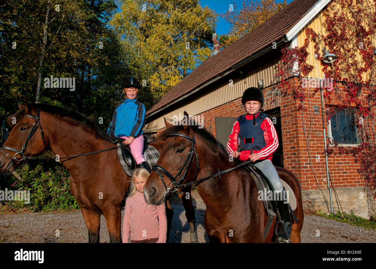 Parainer Pargas Finnland Reiten mit Mädchen im Alter von 10 bis 12 als Hobby in Finnland und Scheune Stockfoto Parainer Pargas Finnland Reiten mit Mädchen im Alter von 10 bis 12 als Hobby in Finnland und Scheune Stockfoto