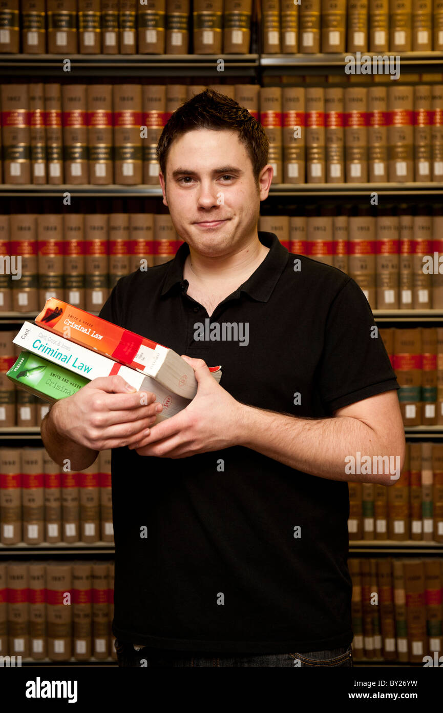 Ein Erwachsener Schüler an der Aberystwyth University mit seinem Strafrecht Lehrbüchern in der Bibliothek, UK Stockfoto
