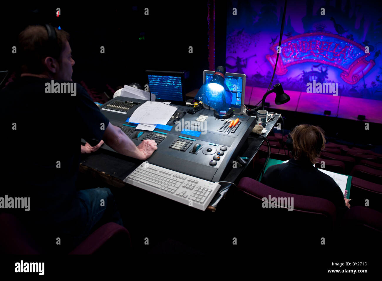 ein Mann Betrieb eine digitale Beleuchtung Schreibtisch Board in einem Theater, entwerfen die Lichter für eine Bühnenproduktion, UK Stockfoto