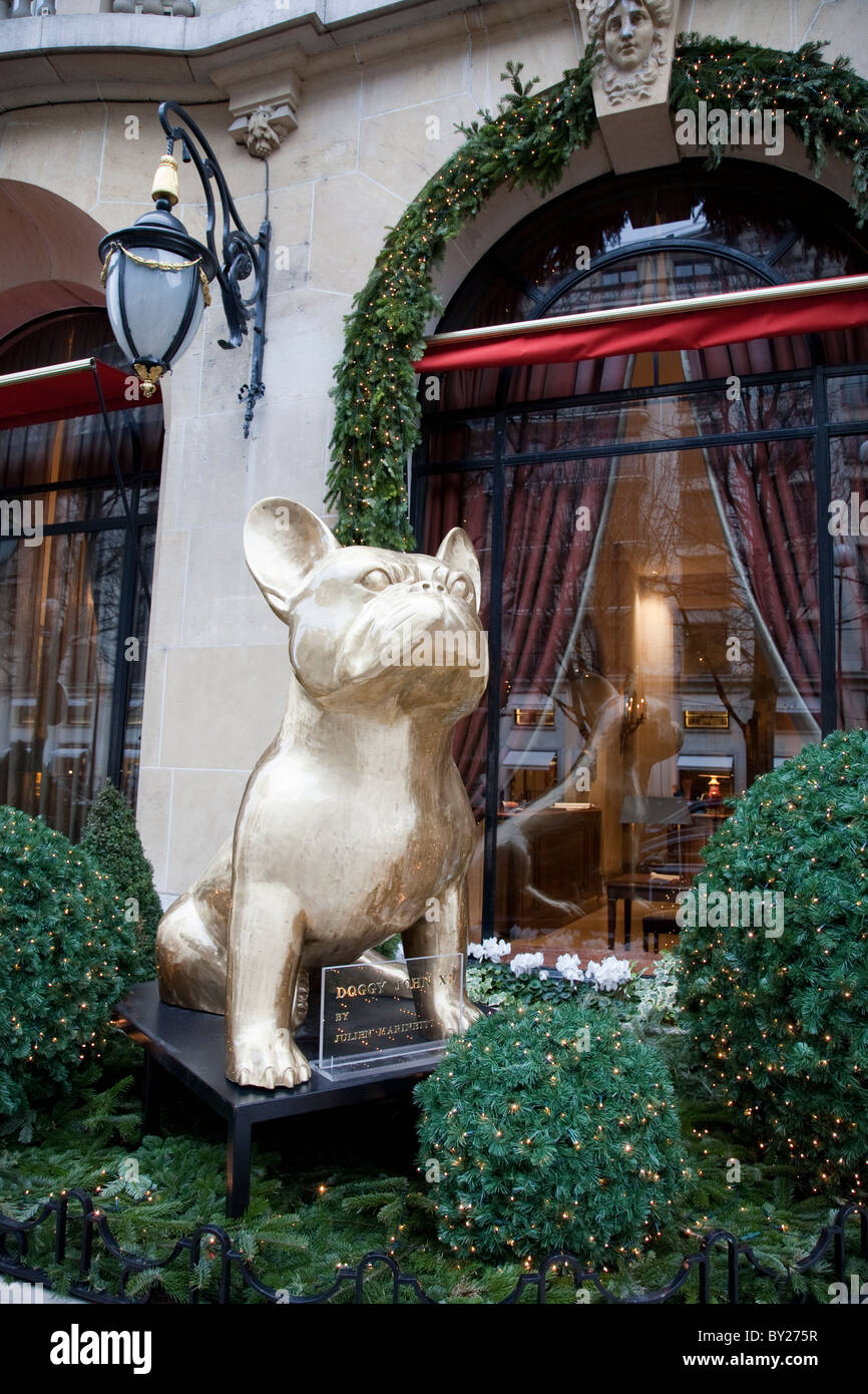 Doggy John XL von Julien Marinetti vor Plaza Athenee Hotel, Paris Stockfoto