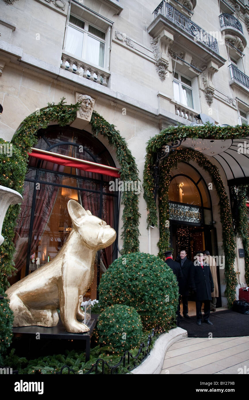 Doggy John XL Skulptur von Marinetti Hotel Plaza Athenee in Paris, Frankreich Stockfoto