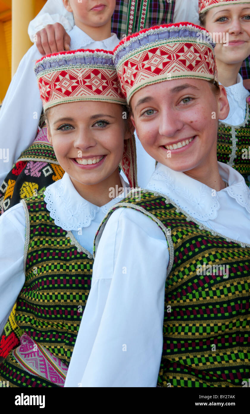 Tolle Musik traditionelle dress junge Sängerinnen und Sänger Porträt im  Kostüm Festival im Dorf in der Nähe von Vilnius Litauen litauische  Stockfotografie - Alamy