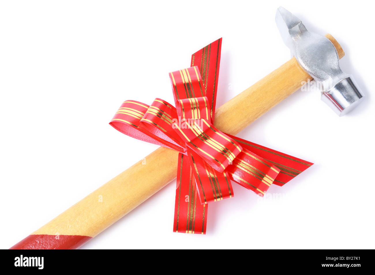 Hammer mit goldish rot gestreift Bogen als Geschenk für Heimwerker isoliert auf weißem Hintergrund Stockfoto