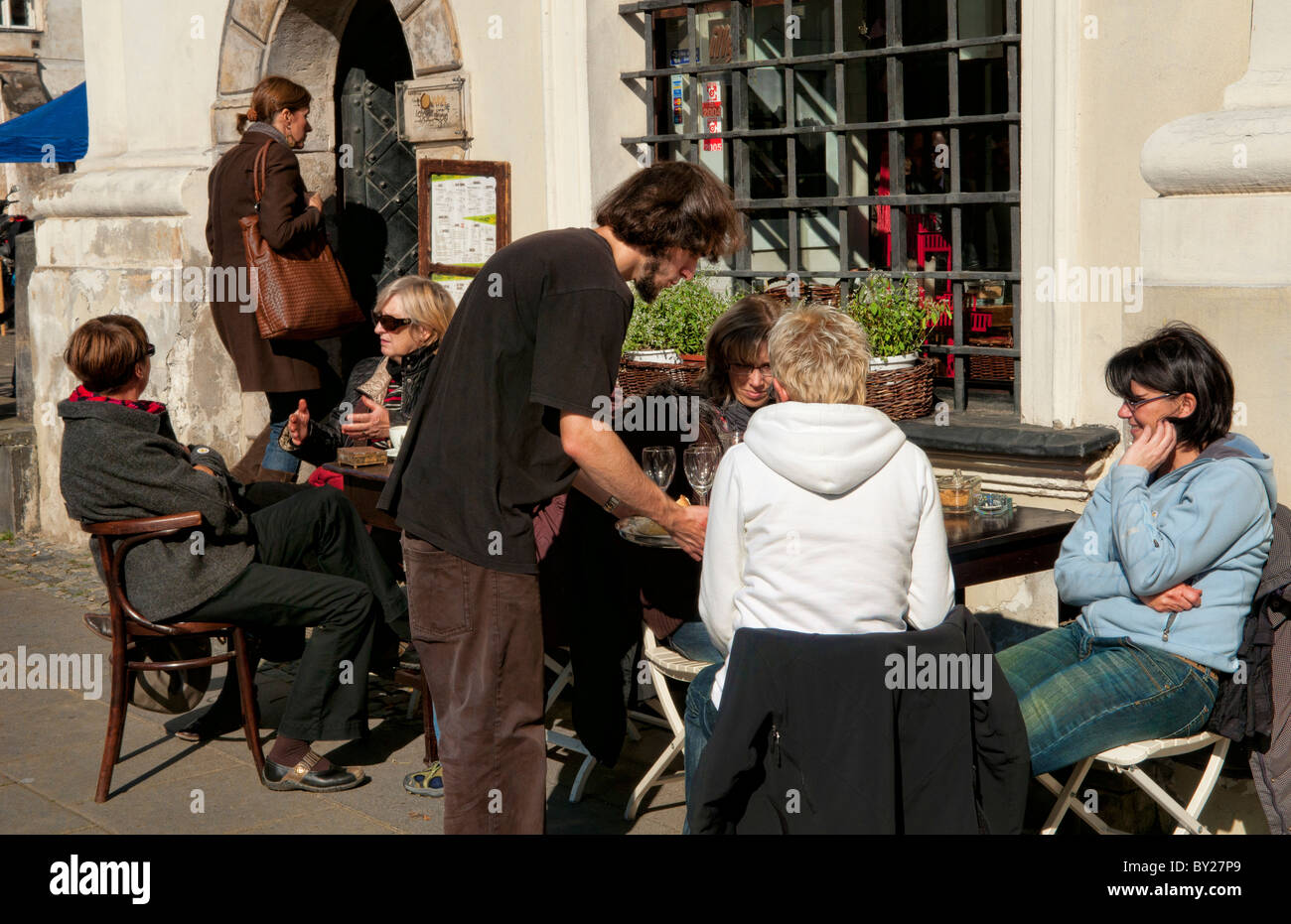 Cafés in der Altstadt mit Touristen Zentrum Warschau Polen Freta Straße Stockfoto