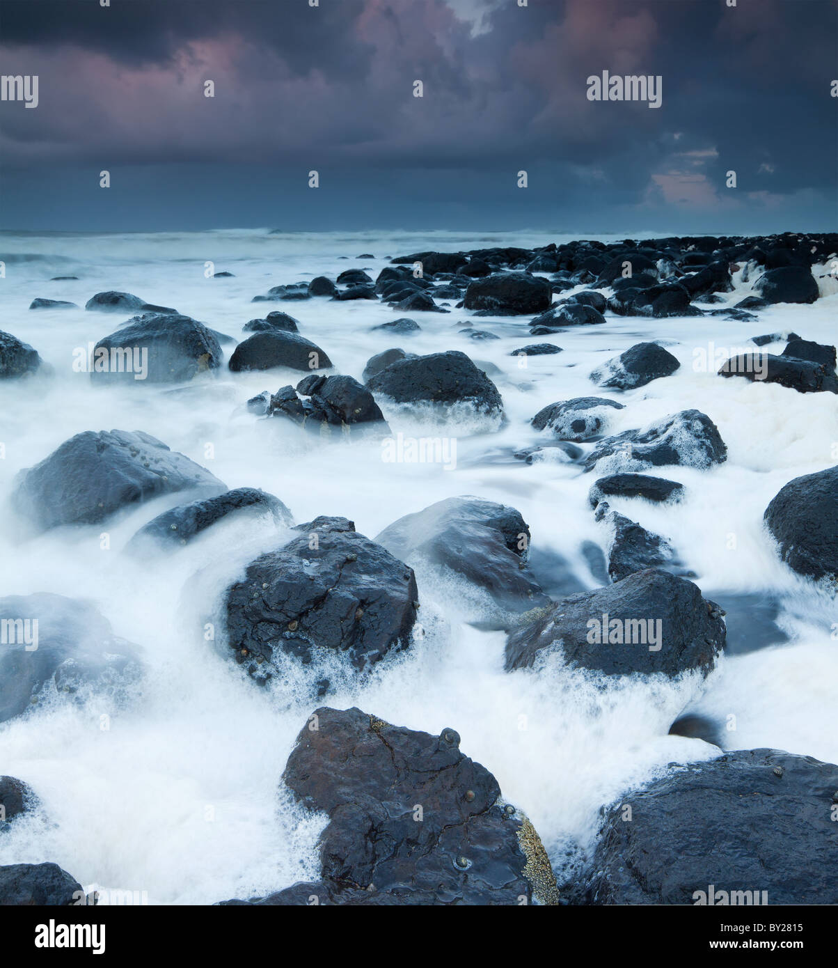 australischen Küste voller Schaum in der Dämmerung auf quadratische Komposition Stockfoto