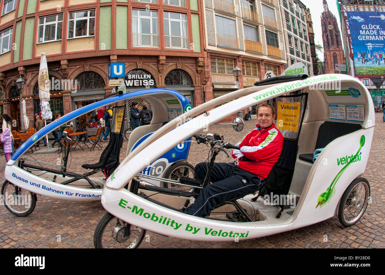 Sehr modern cool Velotaxi Kabinen mit Fahrer in der Altstadt von Frankfurt am Main Deutschland Stockfoto