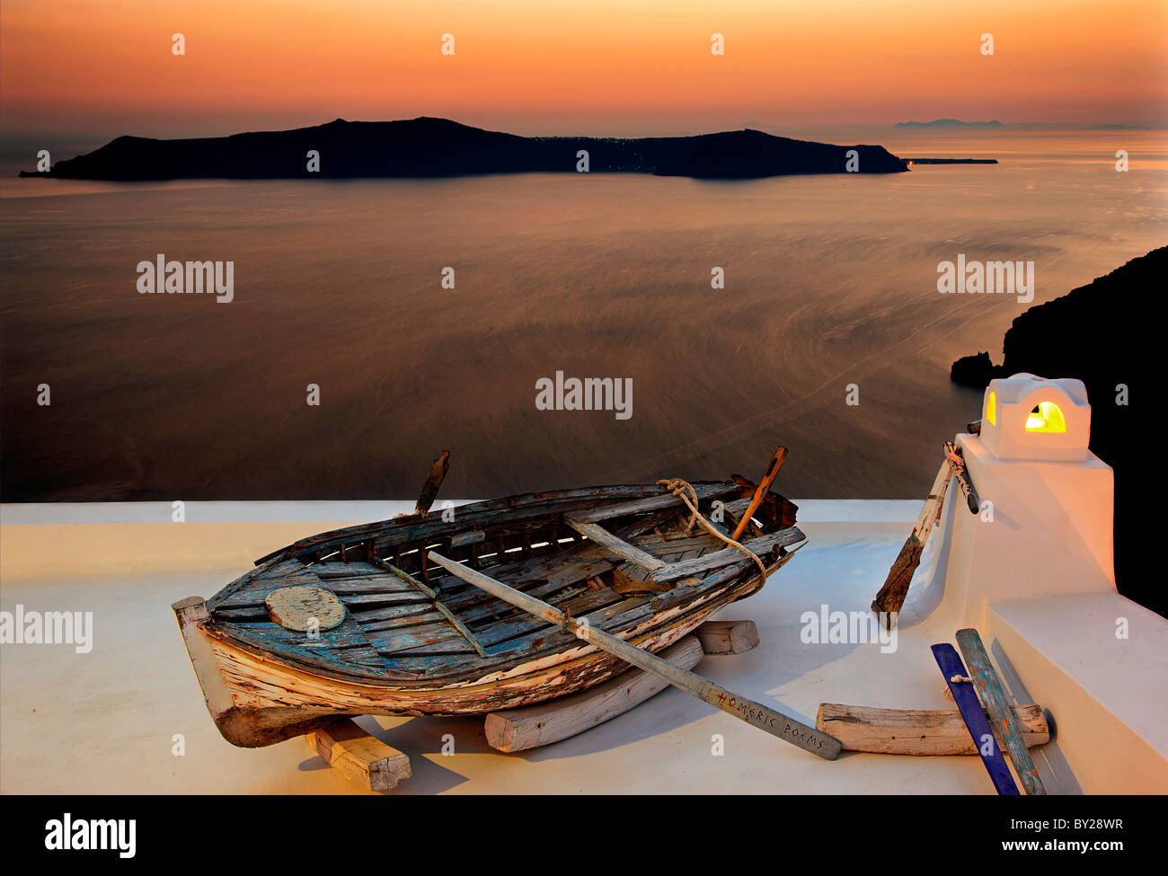Santorini, Griechenland. Ein altes Boot auf dem Dach eines Hauses in Firostefani Dorf, schwebt über der Caldera. Stockfoto