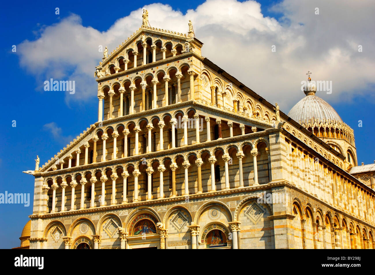 Pisa-Dom oder Catherderal romanischen Fassade Arkaden - Piazza del Miracoli - Pisa - Italien Stockfoto