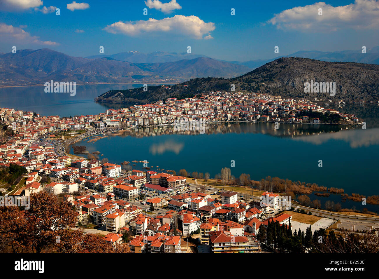 Panoramische Ansicht der Stadt Kastoria, umgeben von schönen 'Orestias' oder "Orestiada" See. Makedonien, Griechenland. Stockfoto