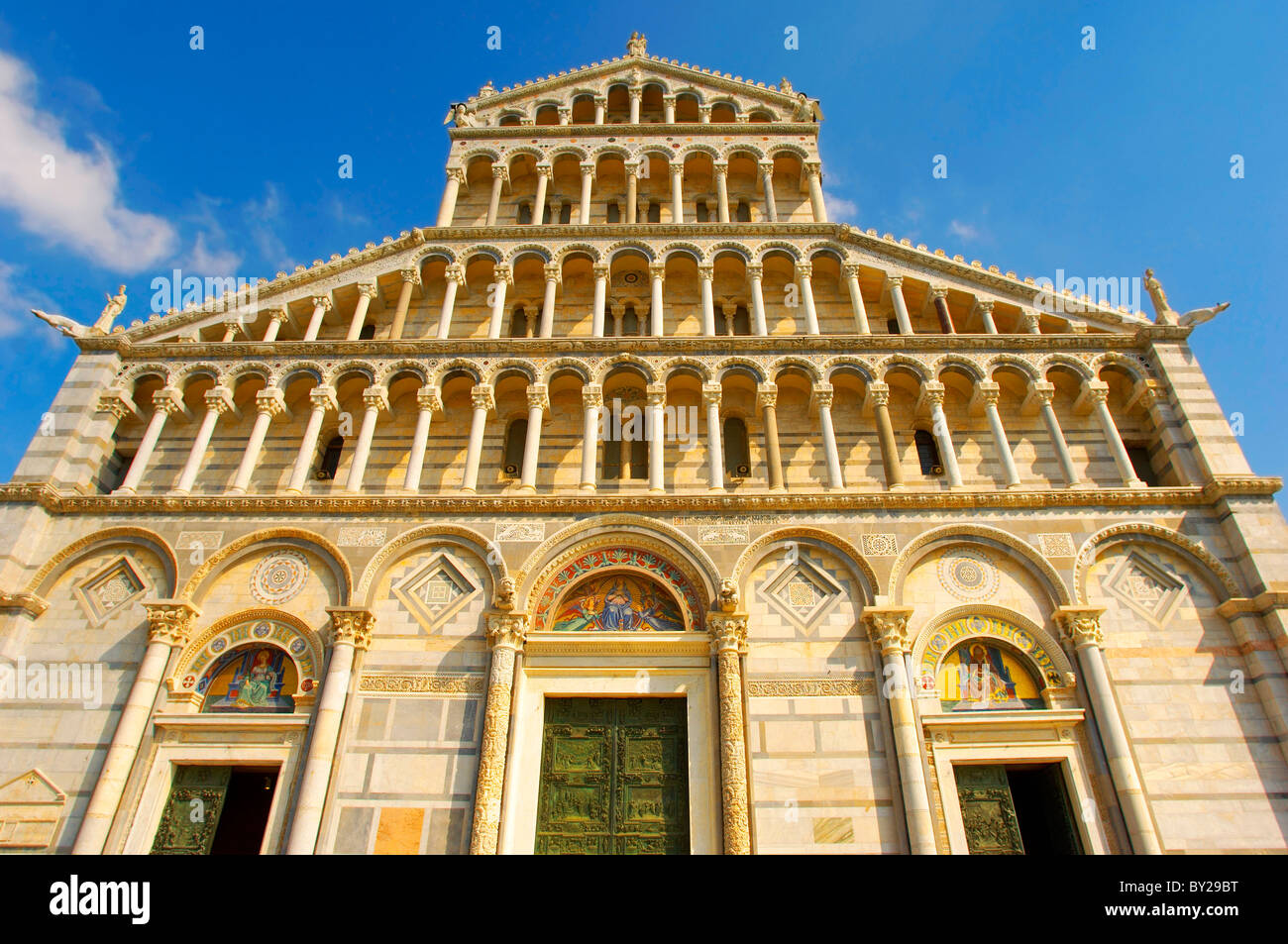 Pisa-Dom oder Catherderal romanischen Fassade Arkaden - Piazza del Miracoli - Pisa - Italien Stockfoto