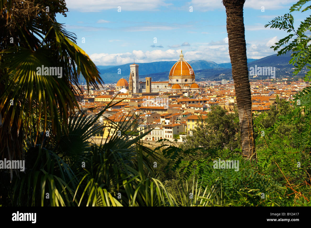 Dach Blick von oben auf die belll Turm und Kuppel des Florentiner Doms, der Basilika der Heiligen Maria der Blume, Florenz Italien Stockfoto