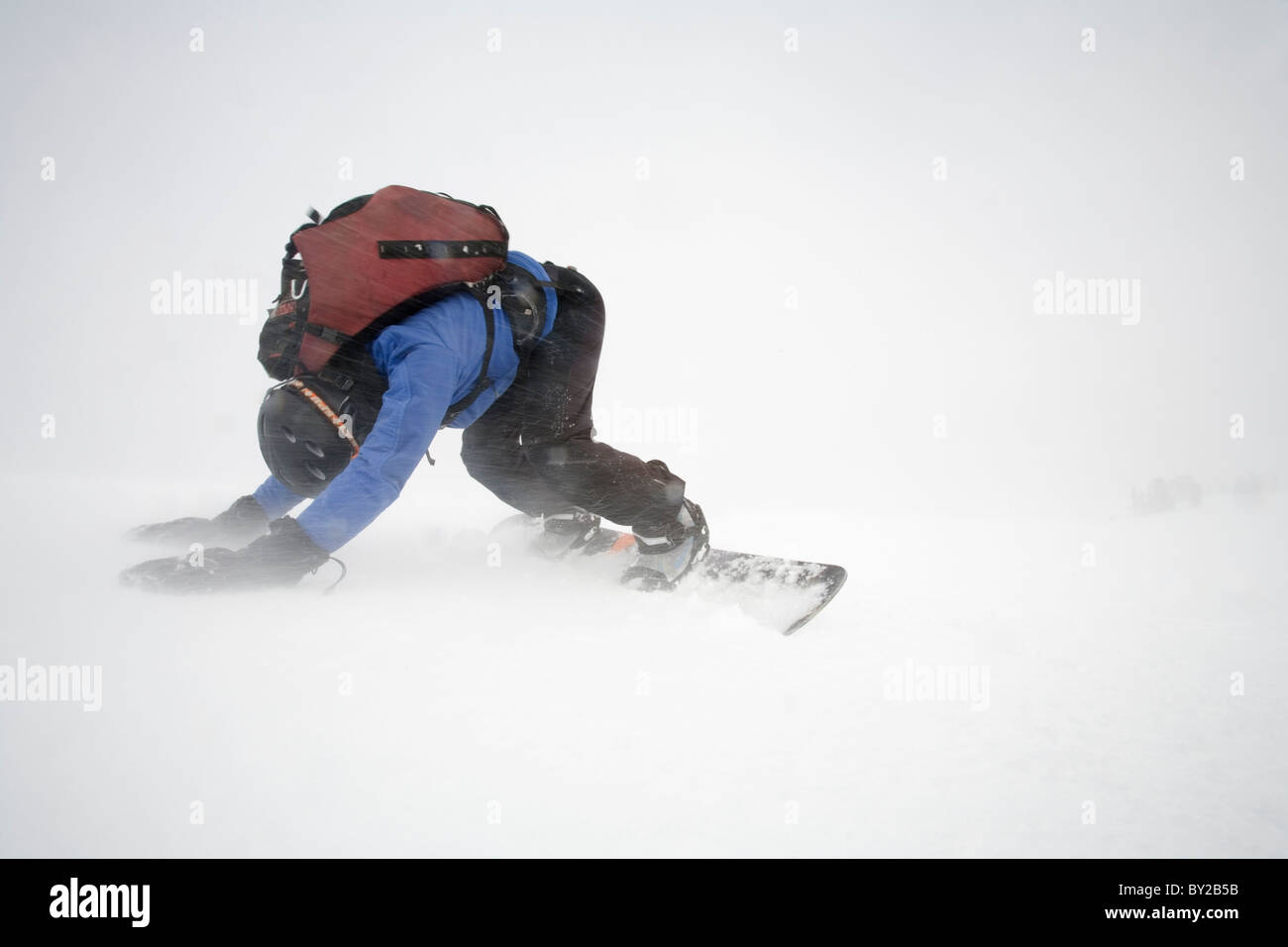 Junge weibliche Snowboarder Klammern gegen Wind, Mount Hood, Oregon Stockfoto