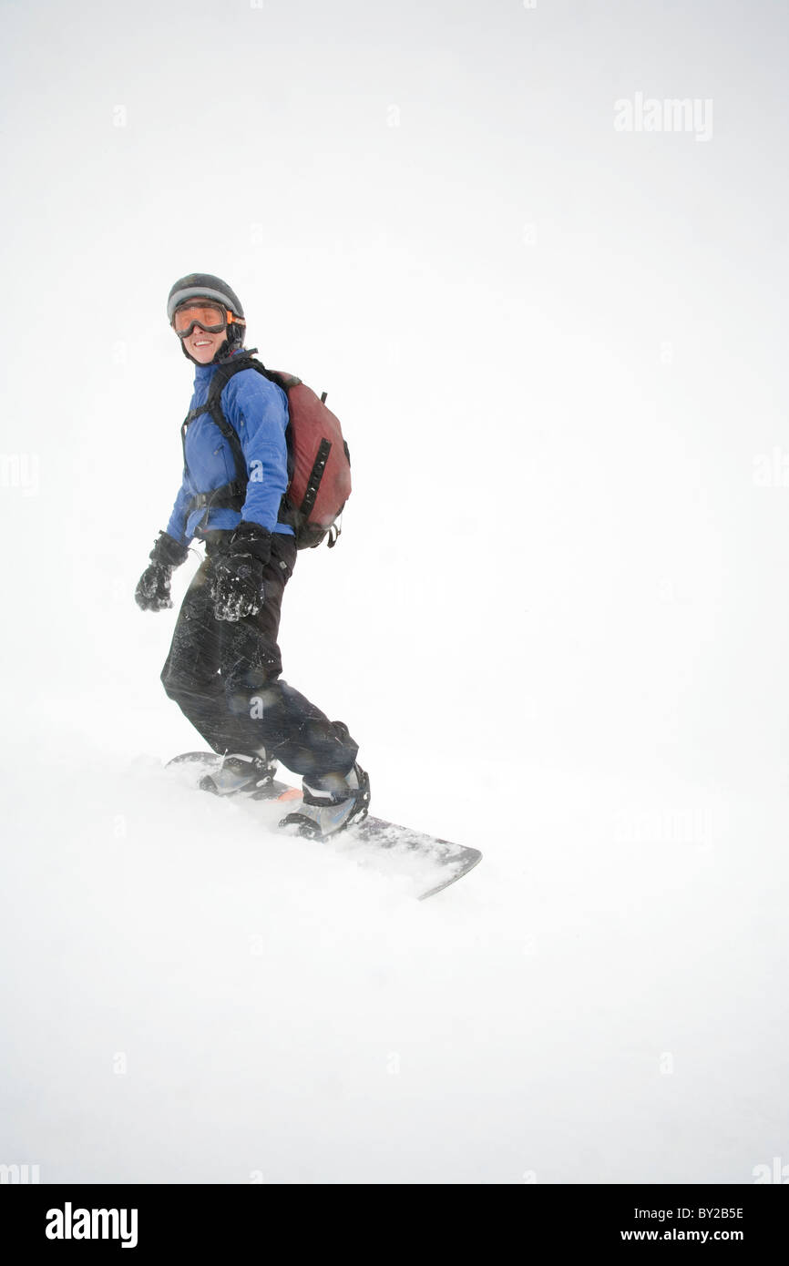 Snowboarder junge Frau posiert für die Kamera bei stürmischem Wetter auf Mount Hood, Oregon. Stockfoto