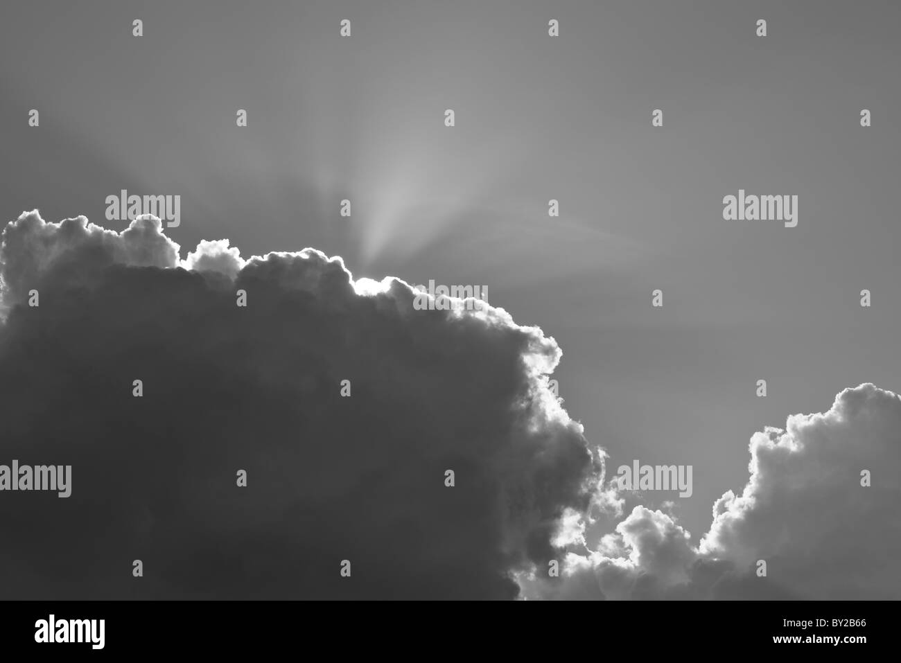 Black And White Cloud mit einen Silberstreifen am Horizont Stockfoto