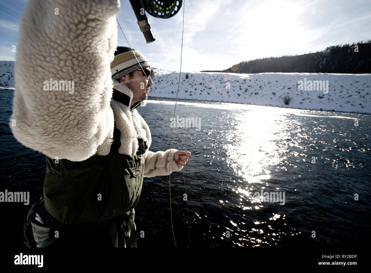 Ein Mann, Fliegenfischen an einem Wintertag. Stockfoto