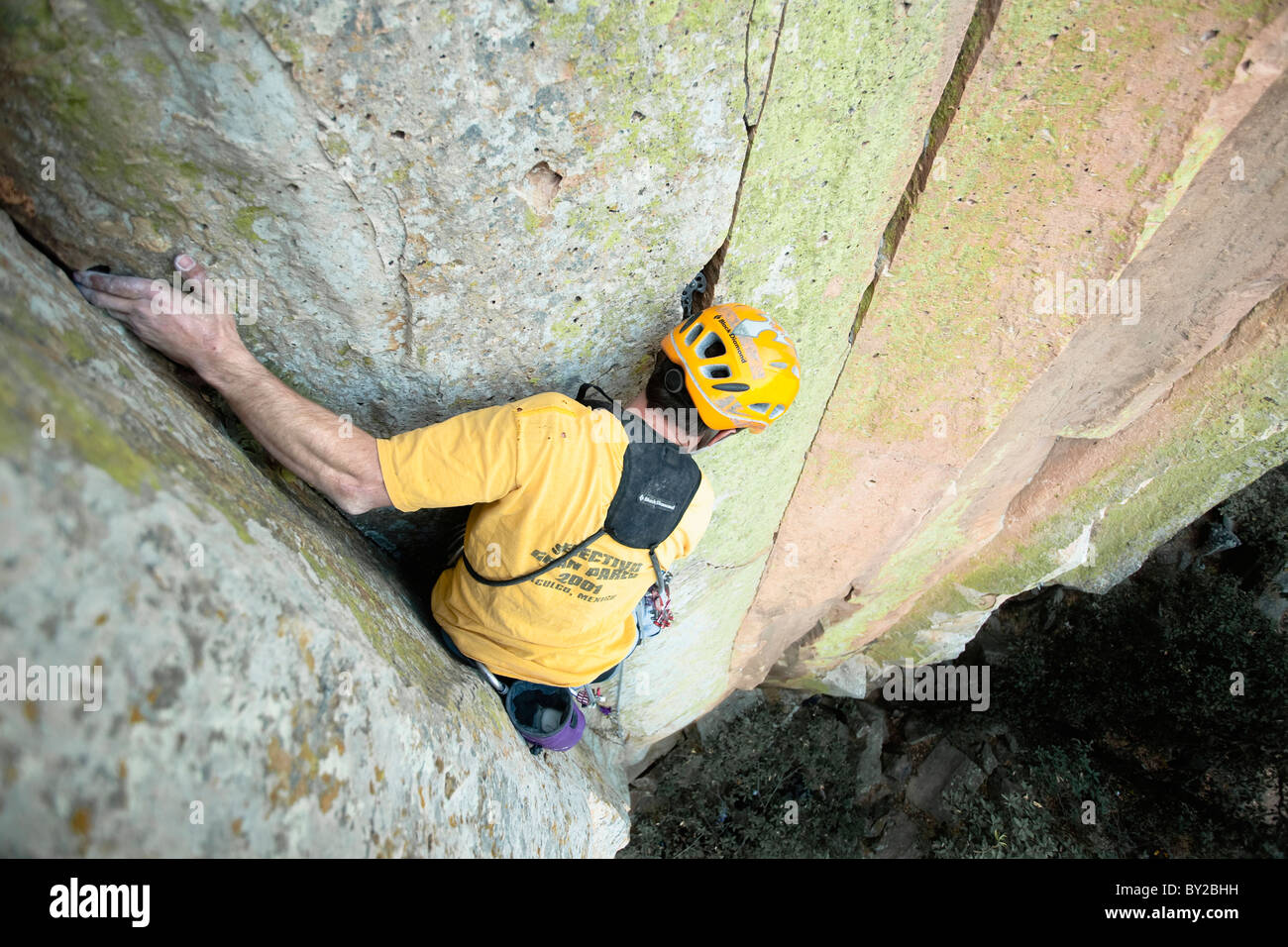 Ein Mann Klettern und auf der Suche nach Donw in Cañon de Aculco, Queretaro, Mexiko. Stockfoto