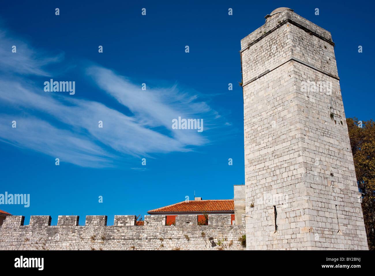 Wand und des Kapitäns Tower in Altstadt Zadar, Kroatien, viele Exemplar Stockfoto