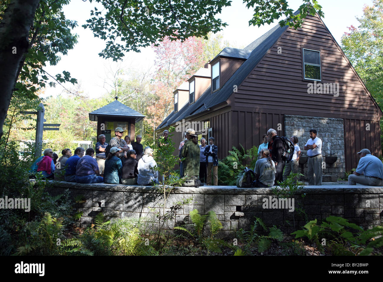 Besucher sammeln für eine gebildete Wanderung durch Acadia National Forest in Maine. Stockfoto