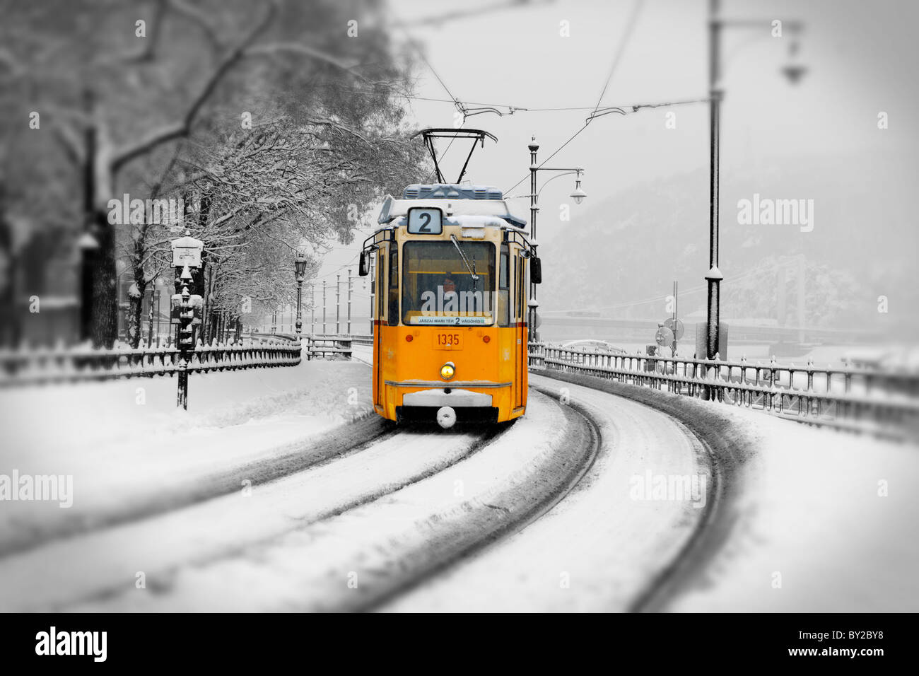Klassischen gelben Budapester Straßenbahn im Schnee Stockfoto