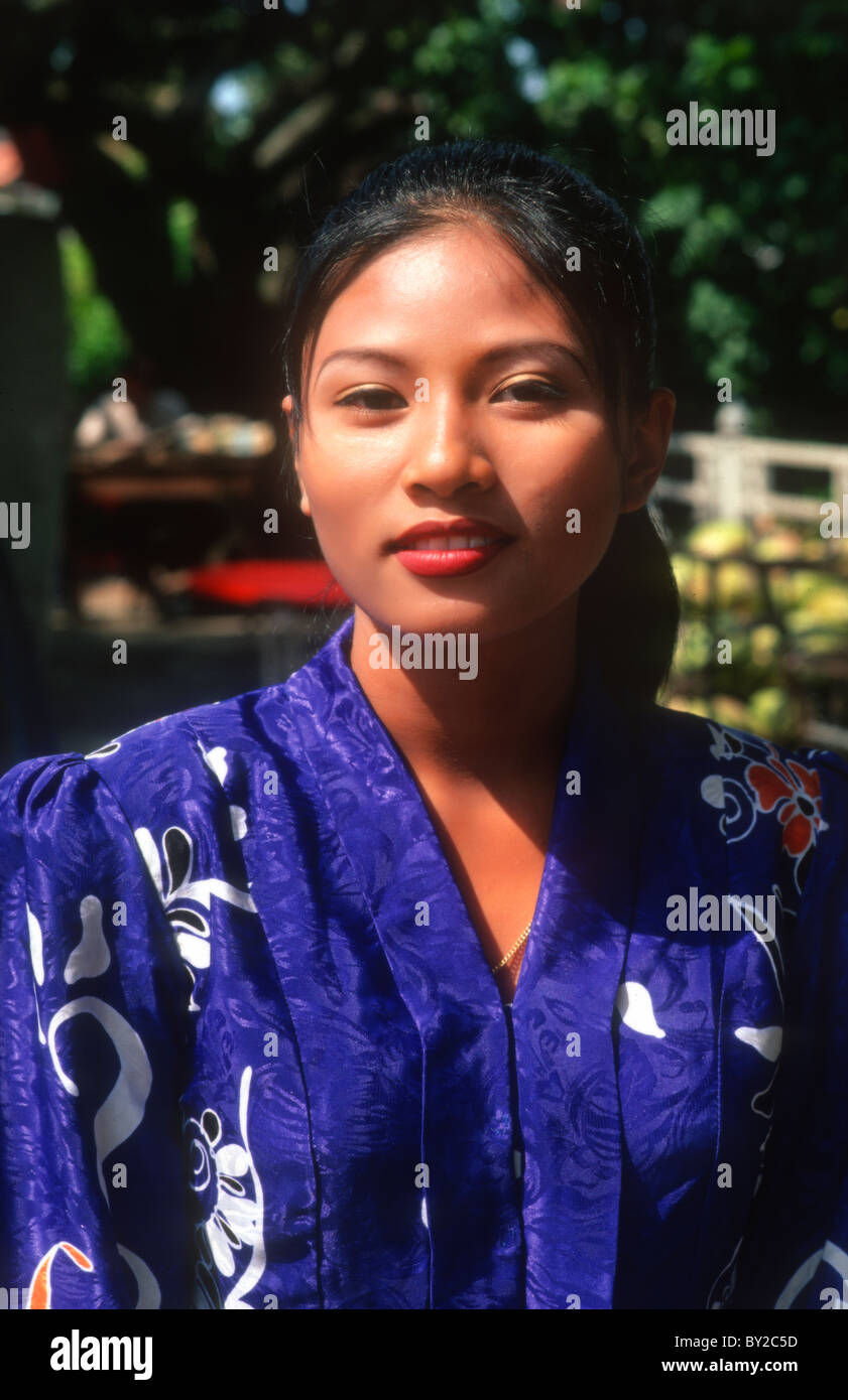 Malaysia Malacca schöne Frau in native Kleid Alter 20er Jahre Stockfoto