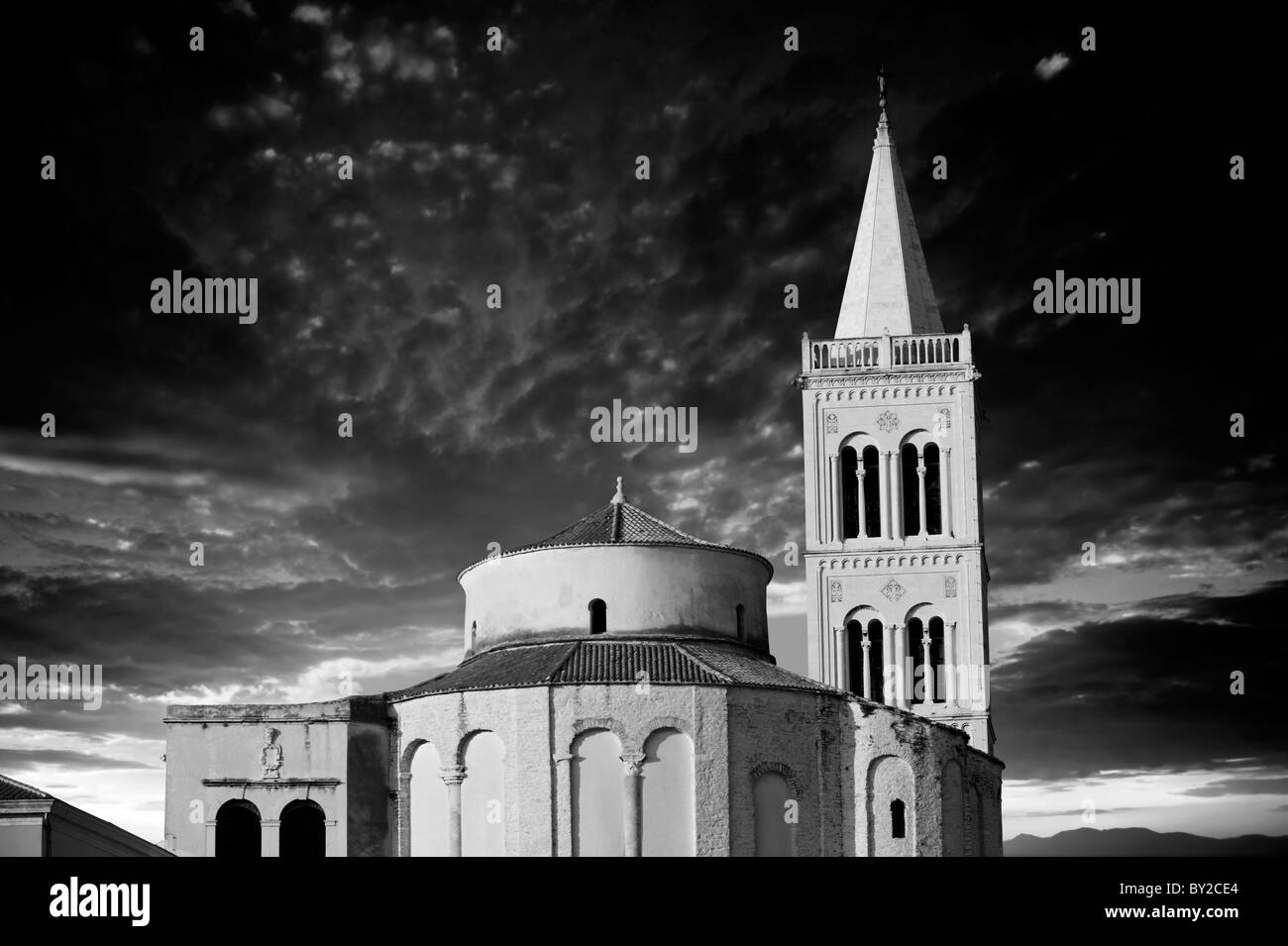 Die byzantinischen St. Donat-Kirche & Campinale Glockenturm der St. Anastasia Cathedral. Zadar, Kroatien Stockfoto