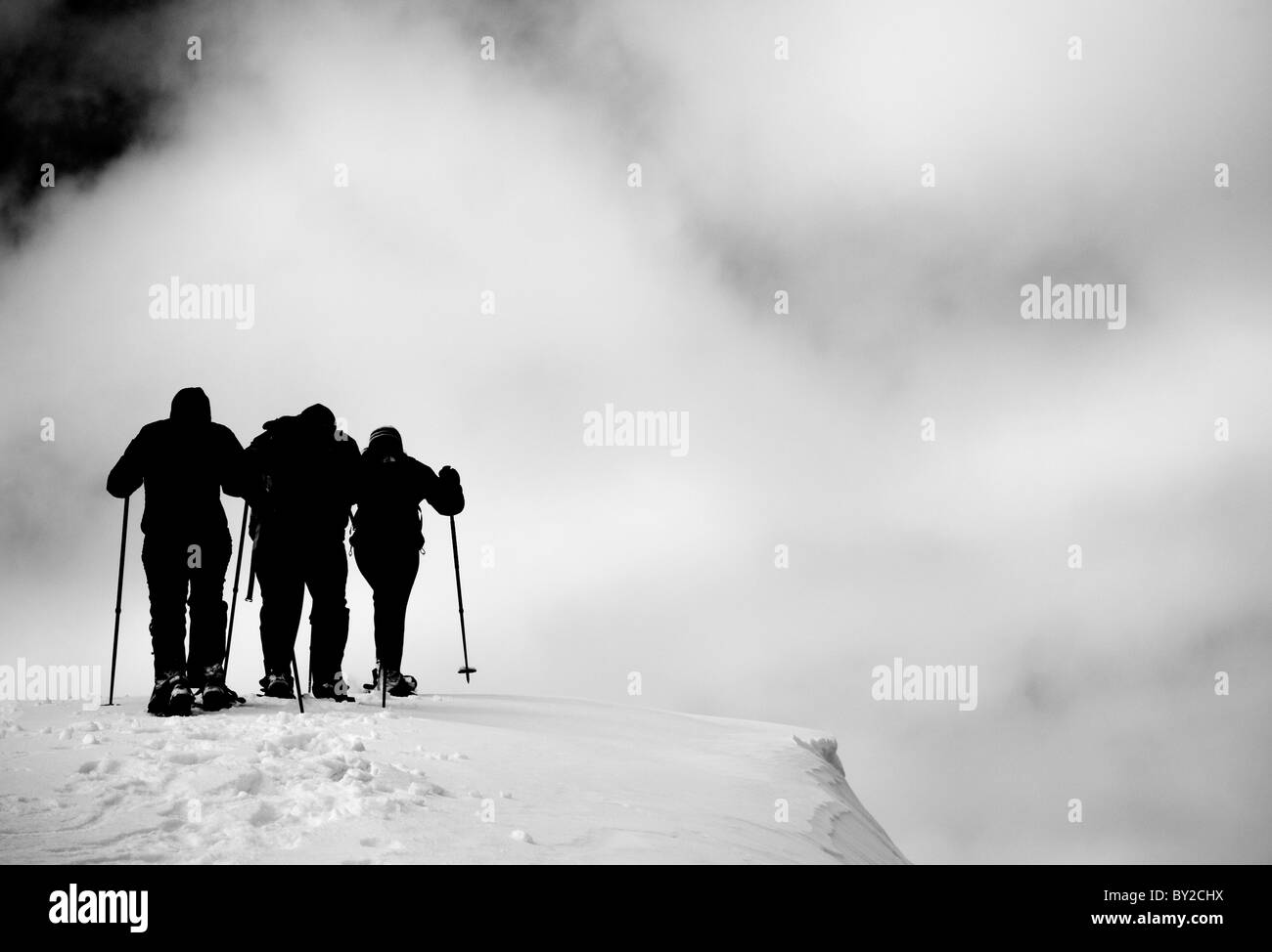 Eine Gruppe aus Schneeschuhwandern an einem bewölkten Tag. Stockfoto