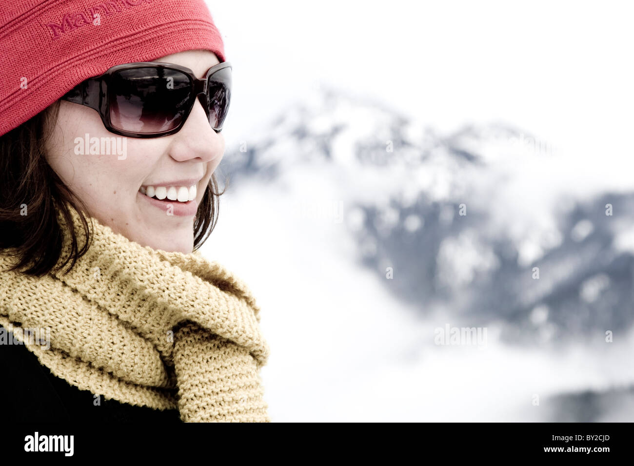 Eine Frau lächelt, während in den Bergen. Stockfoto