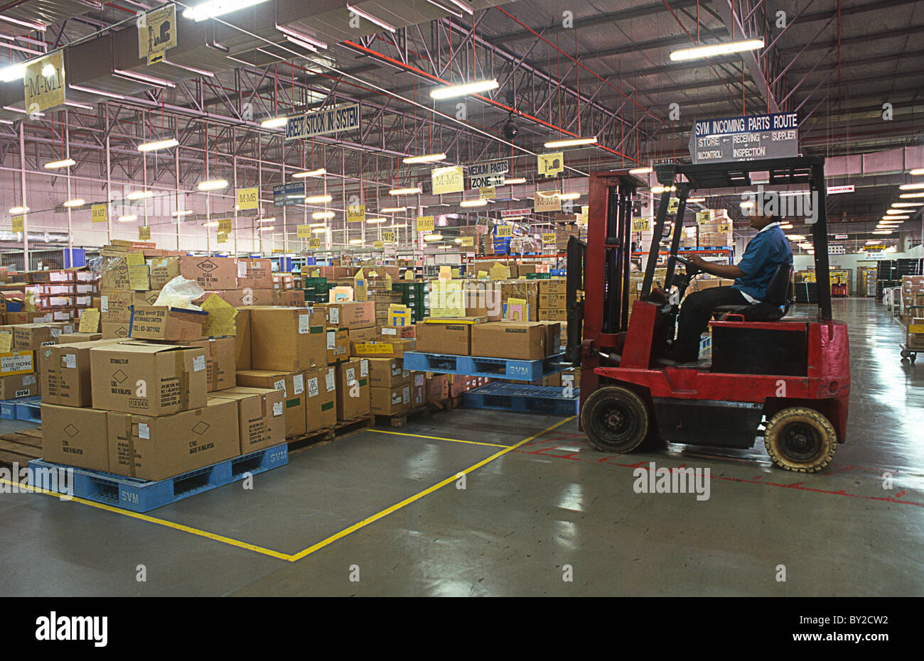 Malaysia Kuala Lumpur moderne Industrie Roboter unterstützt Lager automatisierte Sony Television Stockfoto