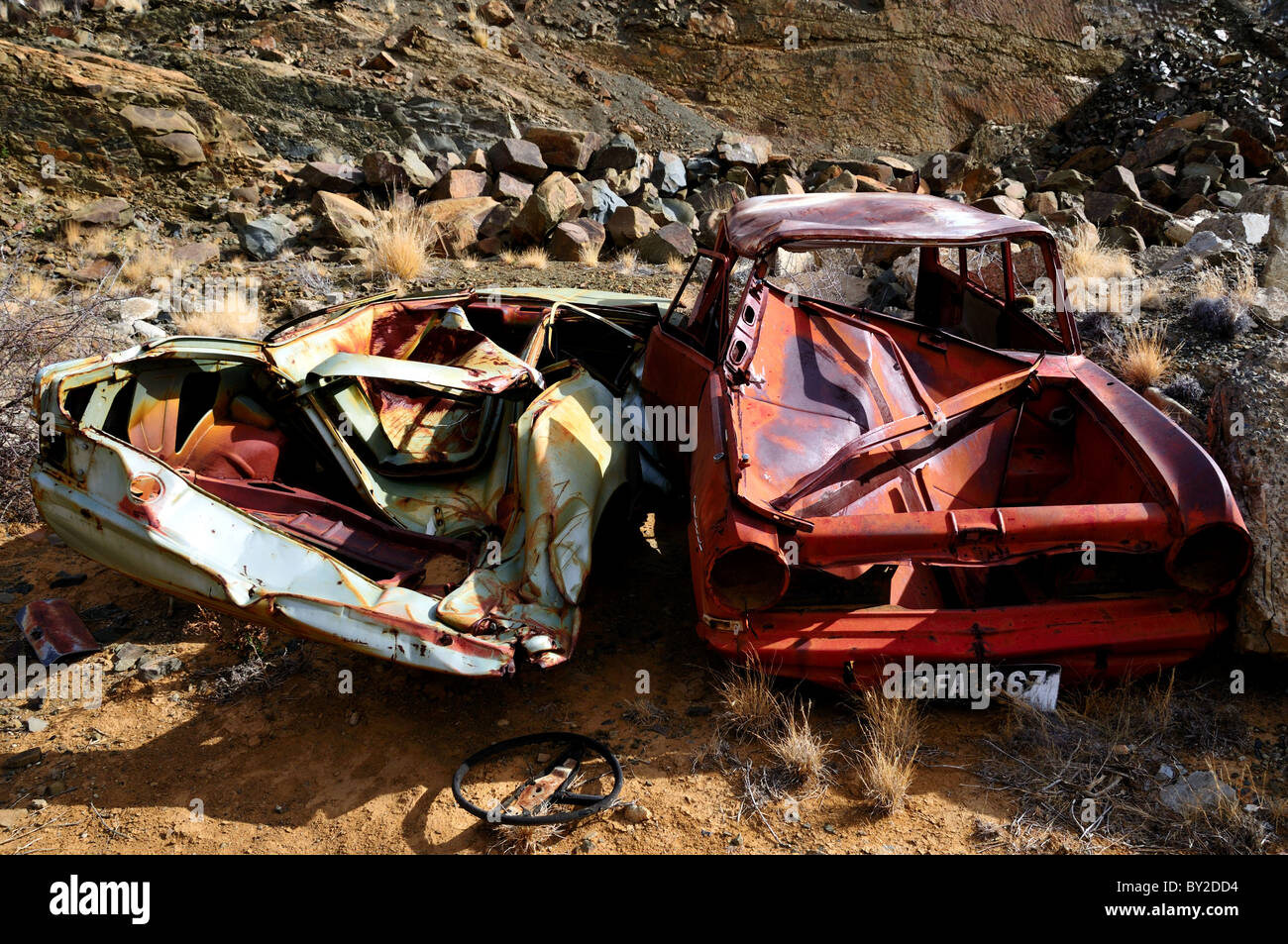 Rostige Autos auf einer Müllkippe. Südafrika. Stockfoto