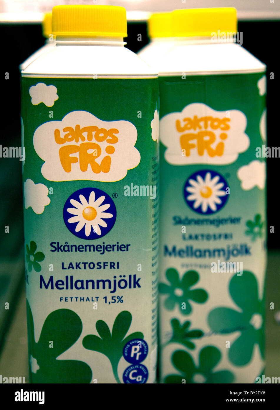 Schwedische laktosefreie Milch in John Lewis Foodhall von Waitrose in Oxford St, London Stockfoto