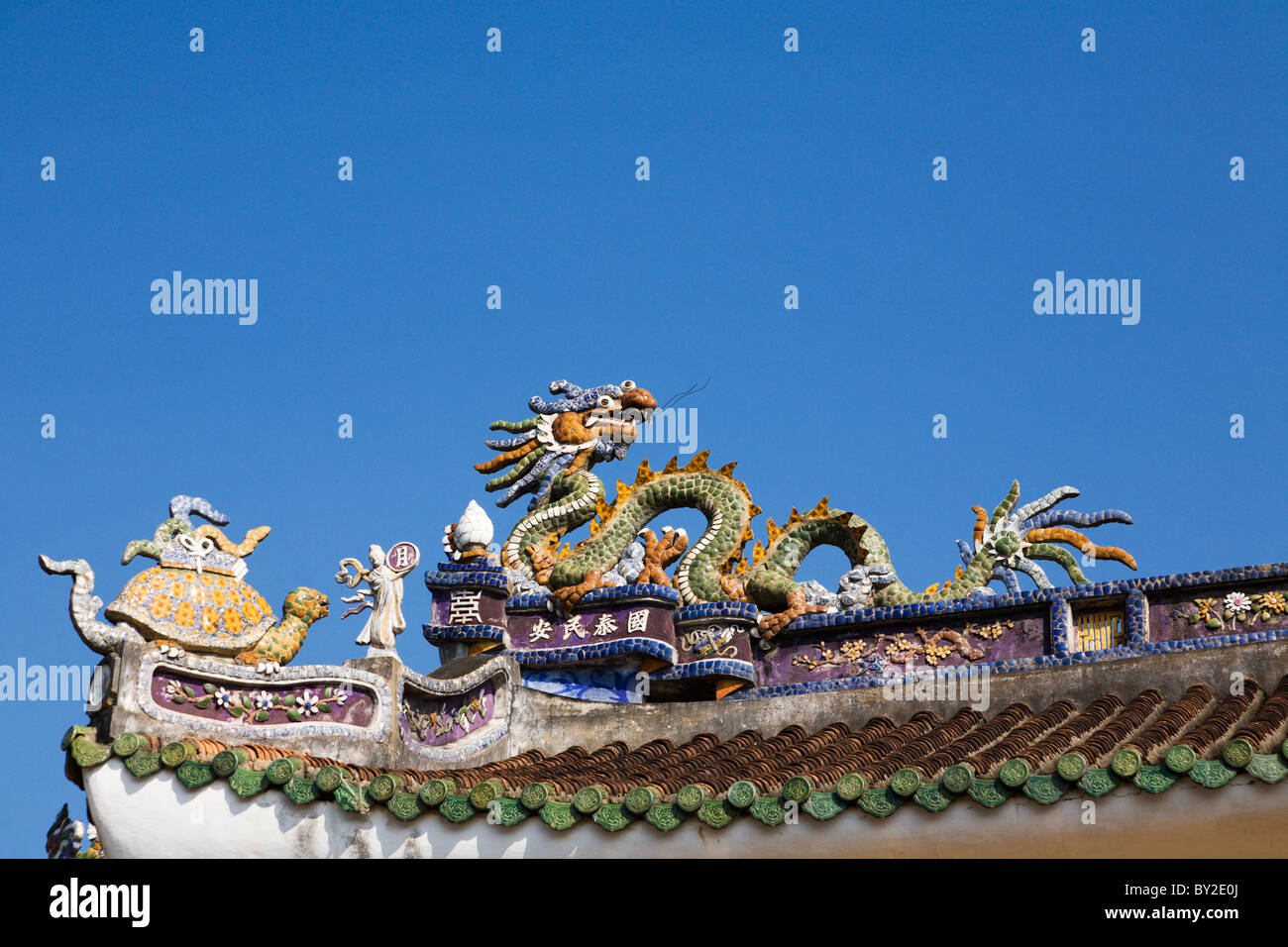 Keramik Schildkröte und Drachen auf dem Dach des Phac Hut Pagode in Hoi an, Vietnam Stockfoto