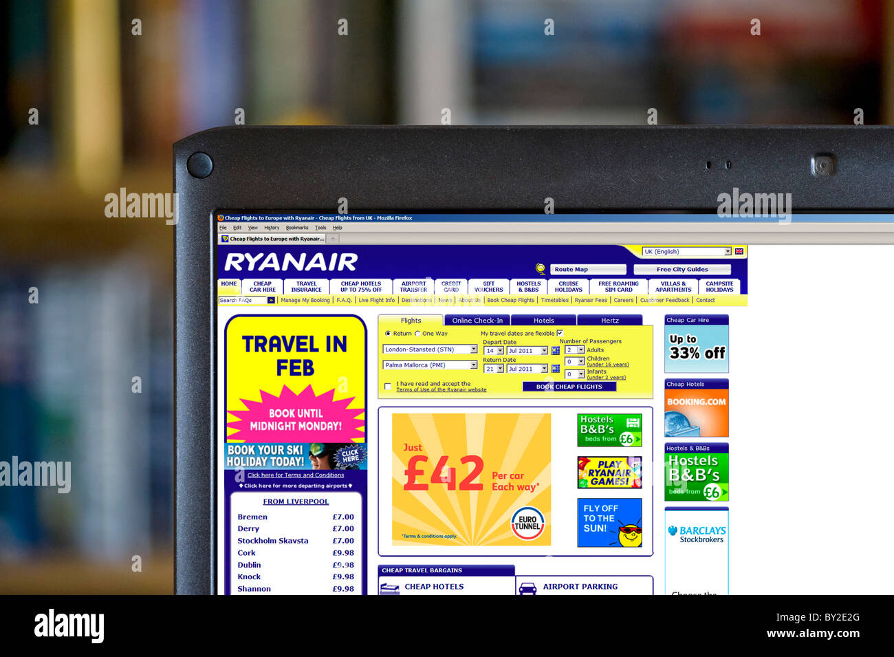 Buchung eines Fluges auf der Ryanair-Website auf einem Laptop-Computer, UK Stockfoto